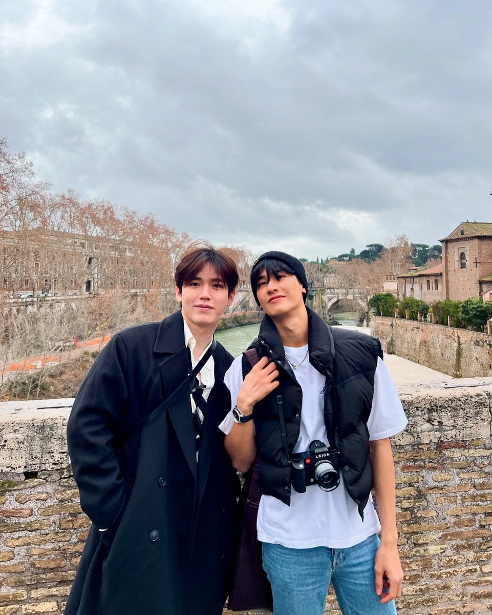 hourlyntt's tweet photo. When in Rome #Newwiee https://t.co/xIWoCca5NE