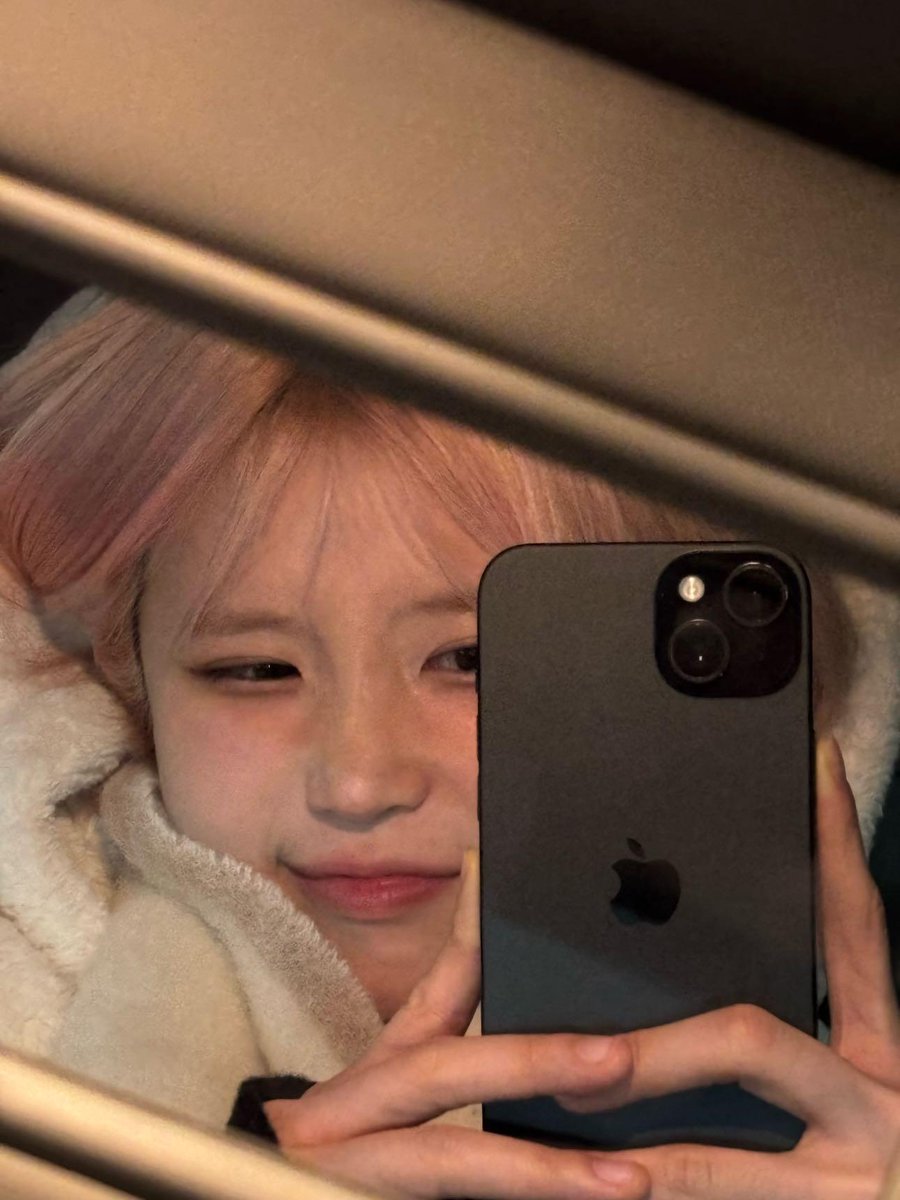 flover_INA's tweet photo. [📸] shy9_29 instagram broadcast

🍞: aku kangen kalian flover 🍀☘️
🍞: lagi dingin akhir2 ini jadi pakai pakaian yang hangat ya
🍞: ini sulit
🍞: aku akan sering datang dan menyapa kalian ❄️✨✨
🍞: glasses selca 🤓

#HAYOUNG #송하영 
#fromis_9 #프로미스나인 @realfromis_9 https://t.co/yZG8hkWu4i