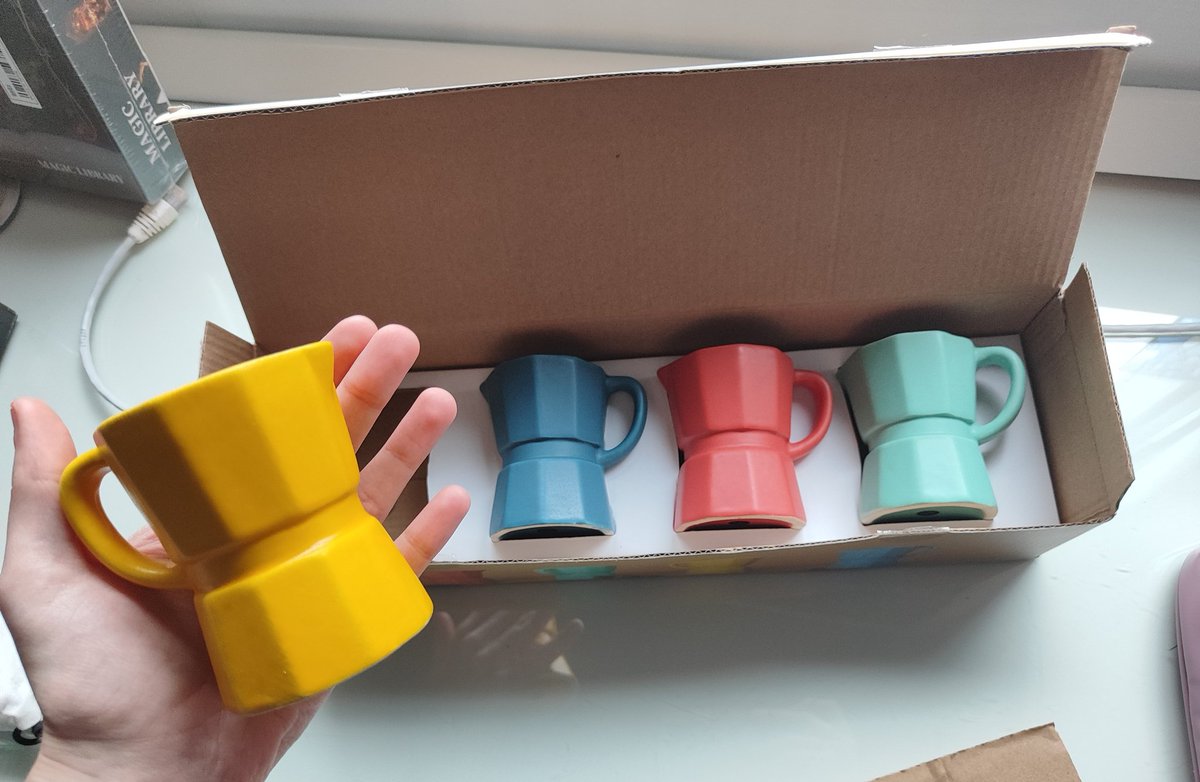 Buenas, vengo a presumir de regalo de Reyes. 
Enamorada me tienen estas tazas.