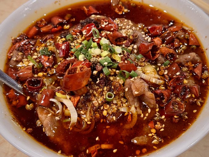 香港大飯店行ってきたんだけど、予想の3倍くらいガチ目な店だった
水煮牛肉こんなガチにやってくれる食べ放題貴重
(コレは単品なので量多いです) 