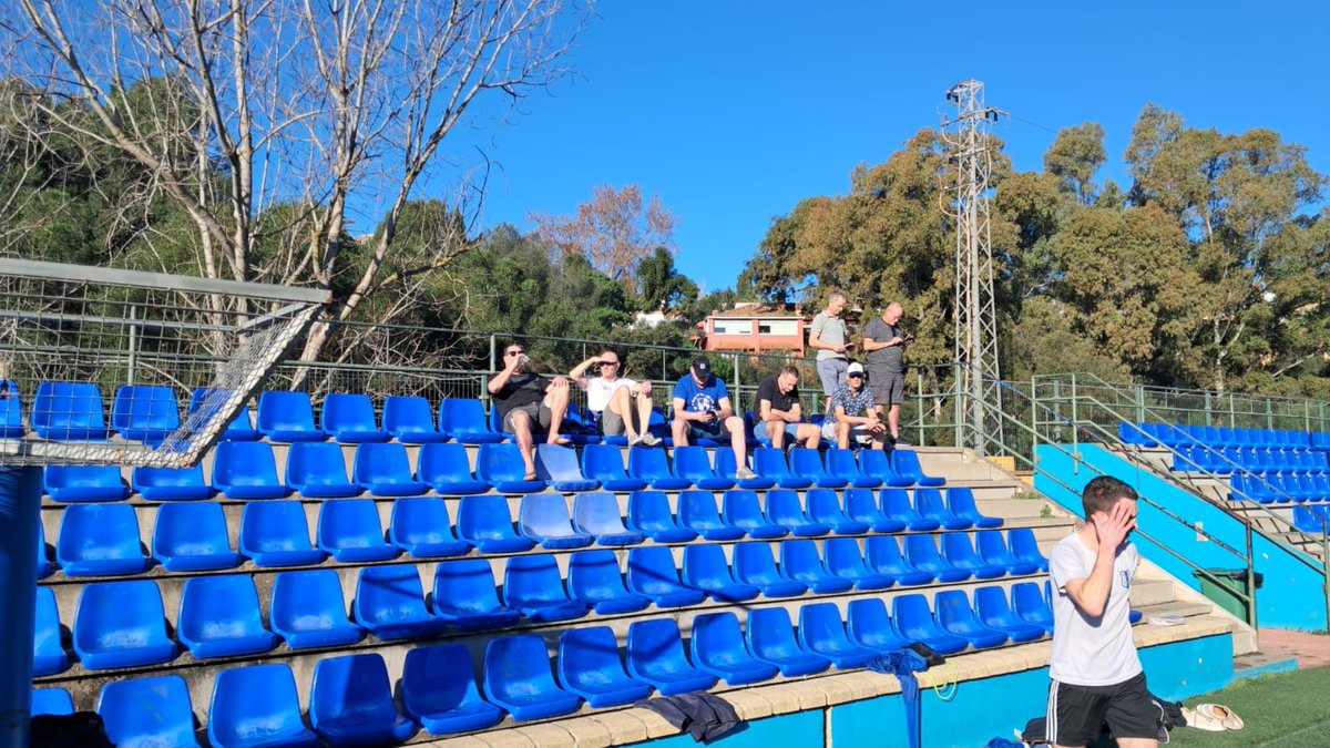 Vanmorgen de eerste training op vreemde grond onder het wakende oog van o.a. voorzitter <a href="/jeboerema/">jelle boerema</a> Het was even wennen voor een aantal onder de Spaanse zon op het warme kunstgras! Nu op naar het strand! <a href="/VVdeLauwers/">VV de Lauwers</a>