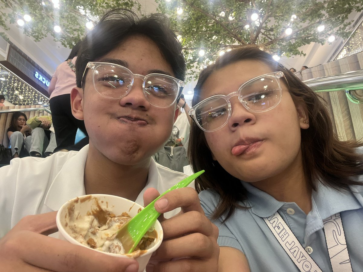 kylrshm's tweet photo. DAY 4 ! 🪣📘🪁🫐🐋🐩🦴🦢🤍❔ https://t.co/QbLR10QaMr