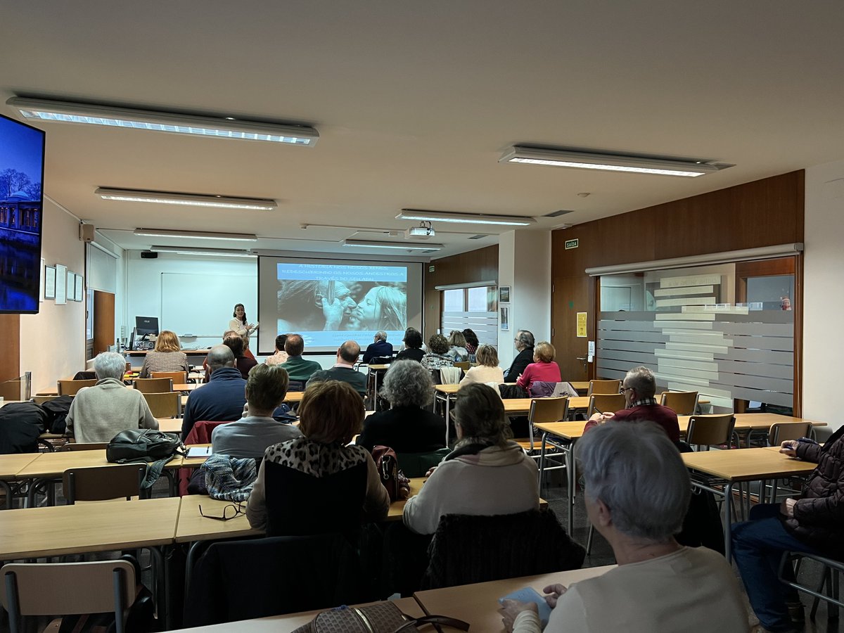 Hoxe, 10 de xaneiro, tivo lugar a primeira sesión do Seminario "A Historia nos nosos xenes: reduscubrindo os nosos ancestros a través do seu ADN" impartida pola prof. Gloria González Fortes no campus de #Ferrol na Universidade Sénior, con grande aceptación do alumnado #xenes