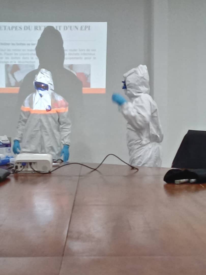 FAOCotedIvoire's tweet photo. Les personnels des laboratoires vétérinaires renforcent leurs capacités en Biosécurité/ Biosureté et gestion des déchets de laboratoire. Un atelier de formation interne a été organisé  au laboratoire central vétérinaire de Bingerville avec l'appui de la @FAO  et de  l'#USAID. https://t.co/WB3RcN0wpJ