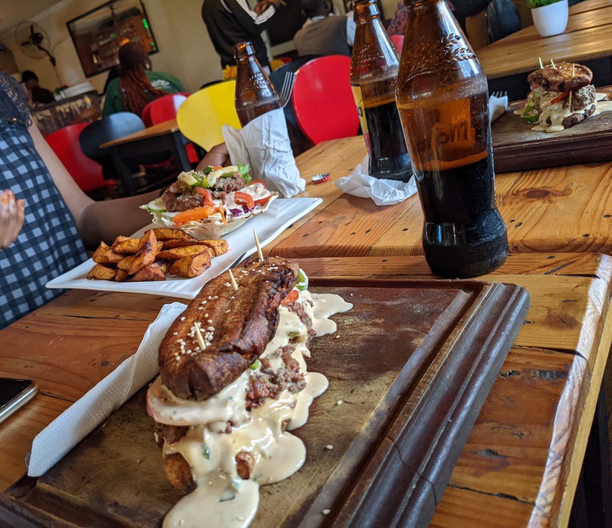 Burger plantain tapé version Cameroun🍔 et bien d'autres.

Ne salivez 😋😋😋😋pas tout ceci est disponible au <a href="/Karoka237/">Karoka237</a> . 

Avez-vous déjà visité ? Une note sur 10 pour le restaurant. 

Vous pouvez aussi noter le restaurant sur lysties.com 

<a href="/eloka___/">Dodo 🇨🇲</a>