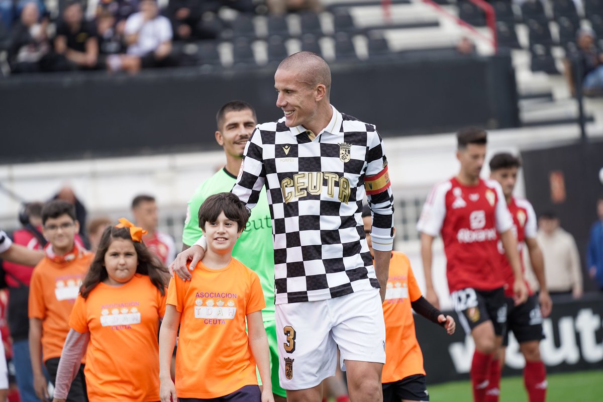 Difíciles de explicar con palabras lo vivido aquí! Gracias Ceuta, ha sido un honor defender estos colores por toda España! Siempre será mi casa! 🤍🖤 <a href="/ADCeuta_FC/">AD CEUTA FC</a> 
.
.
.
.
#ceuta #familia #murube