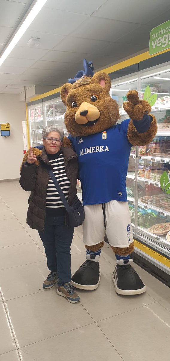 Pero que alegría ir de compras y encontrarse a 🐻 GARRA!!! 💪🏻💙

#PreparadosparaGANAR #CorazonAzul #SiempreContigo #PAO @realoviedo