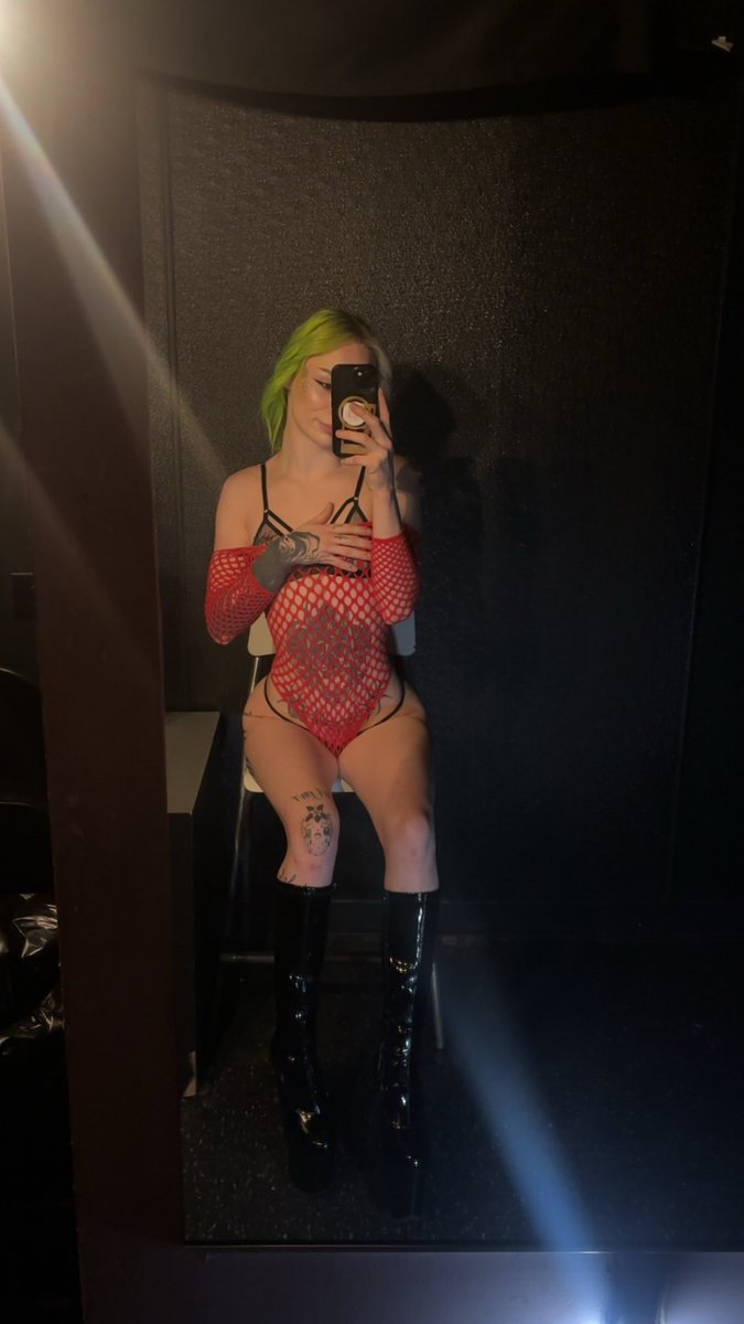 sending to a hot brat feels so right. 

findom findomme finsub walletdrain paying whalesub humanatm financialfetish