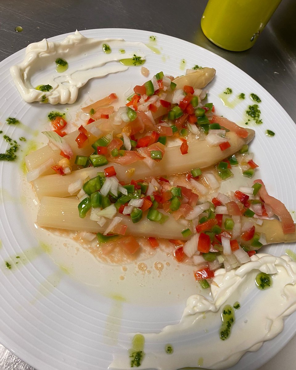 HazlanKafebar's tweet photo. Después de las comilonas de Navidad, toca depuración y limpieza…
¡Hoy Espárragos Dos Salsas!
🥗🥦🥬
·
·
·
#hazlan #comida #irun #comidacasera #pintxo #etxekojanaria #bar #restaurantes #restaurante #gastronomia #amigos #instafood #food #tapas #cafe #drink #foodporn https://t.co/qzdPgg80Mj