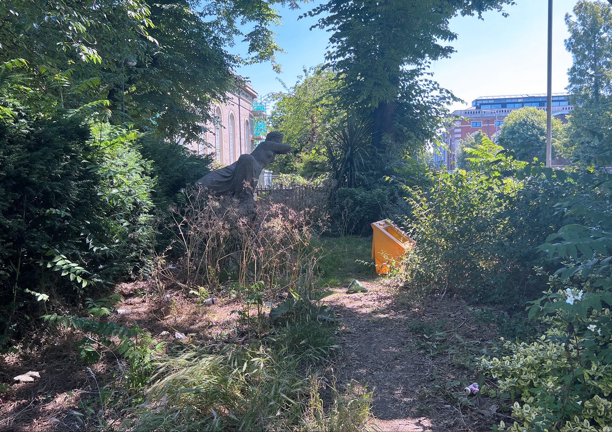 The Leaning Woman is now lit at night! She looks fantastic as a Hammersmith landmark and there’s a new walkway to reach her 🌟

Thanks to <a href="/LBHF/">H&F Council</a> for a great job with the landscaping &amp; lighting and all who have supported this project 🙌

#beforeafter