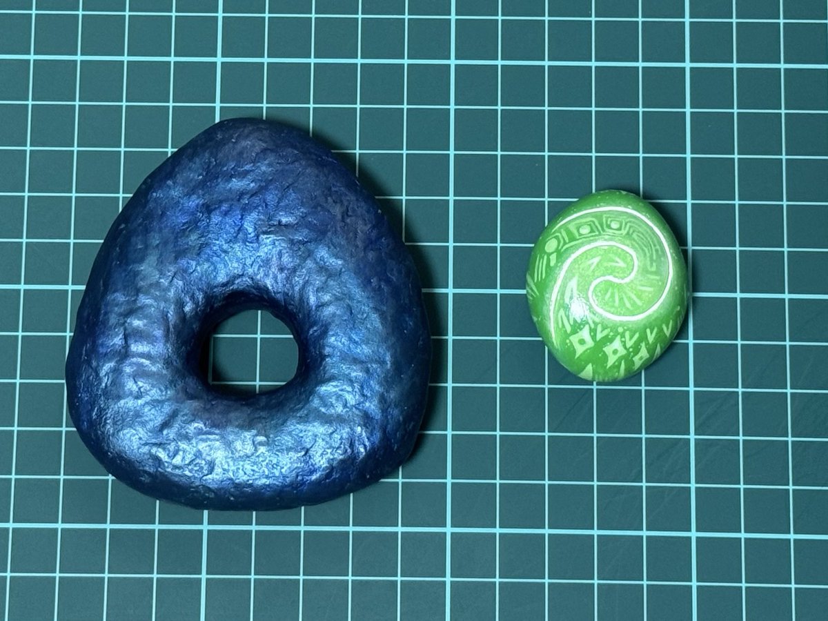 姪っ子がモアナ2を見たあと、モトゥフェトゥの石を覗き込んだ写真を