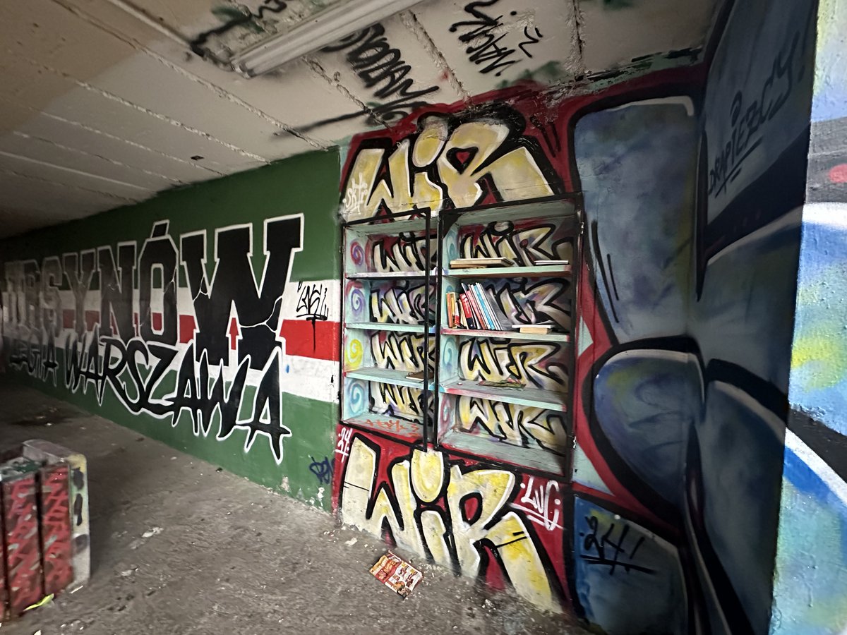 rdcpolskieradio's tweet image. Na półkach zamiast książek butelki po piwie – tak wygląda plenerowa biblioteka na Ursynowie

Radny Warszawy Wojciech Zabłocki chce uprzątnięcia zdewastowanej książnicy w przejściu podziemnym w osi ulicy Jastrzębowskiego

#biblioteka #Ursynów #Warszawa #wandalizm