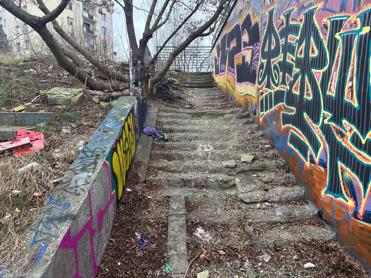 rdcpolskieradio's tweet image. Na półkach zamiast książek butelki po piwie – tak wygląda plenerowa biblioteka na Ursynowie

Radny Warszawy Wojciech Zabłocki chce uprzątnięcia zdewastowanej książnicy w przejściu podziemnym w osi ulicy Jastrzębowskiego

#biblioteka #Ursynów #Warszawa #wandalizm