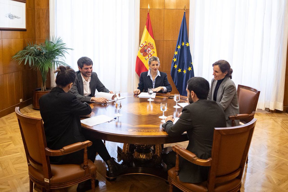 Nos reunimos los ministros y ministras de <a href="/sumar/">Sumar</a> para abordar el tema más importante del año: la reducción de la jornada laboral sin reducción salarial. 

Hay 12 millones de personas que están esperando la reducción de la jornada y su trámite tiene que comenzar ya para que entre