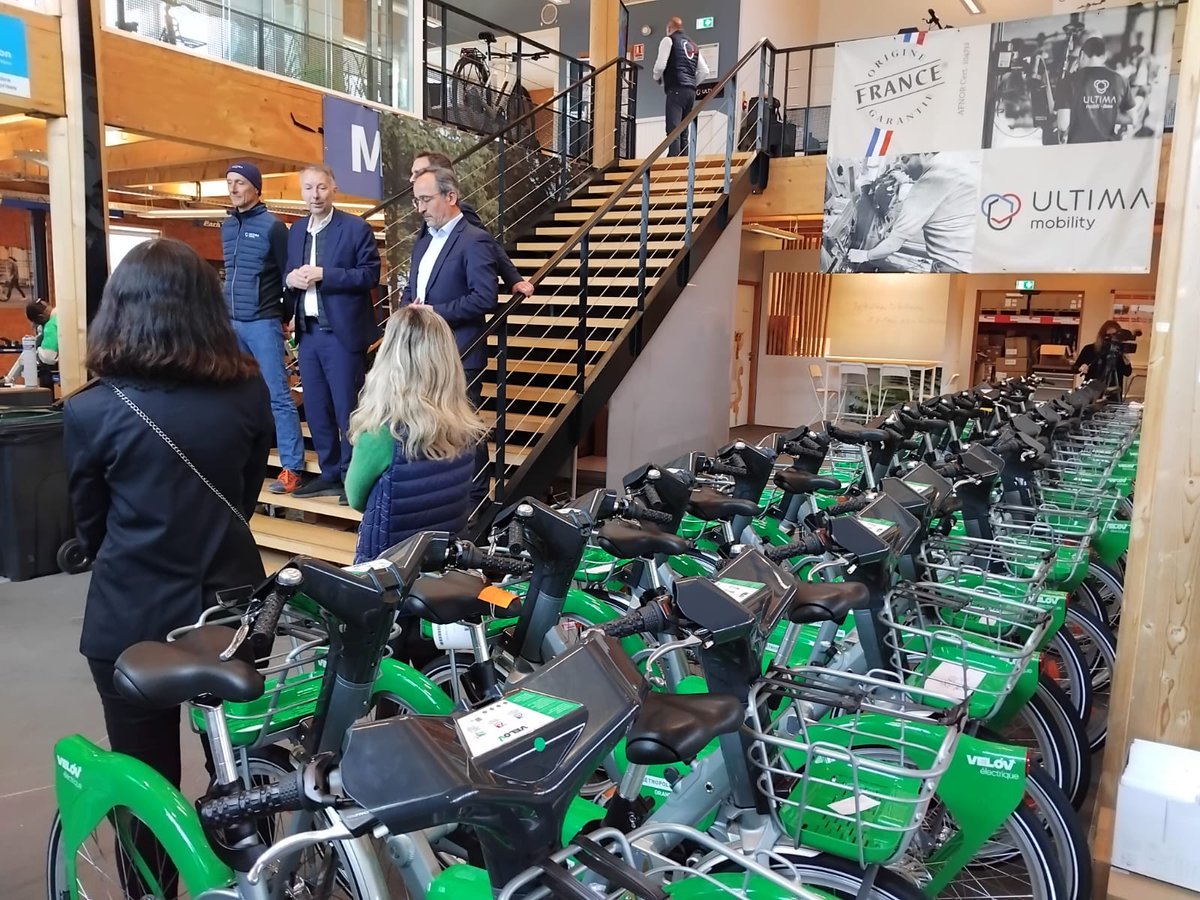 brunobernard_fr's tweet photo. 🟢Dans quelques jours, 2500 nouveaux Velo'V vont faire leur apparition dans notre Métropole de Lyon. ✔️

Visite de la farbique ULTIMA sur notre territoire qui assemble directement nos nouveaux vélos éléctriques avec 40km d'autonomie et qui se rechargeront directement en station ! https://t.co/JNkGlqmPps