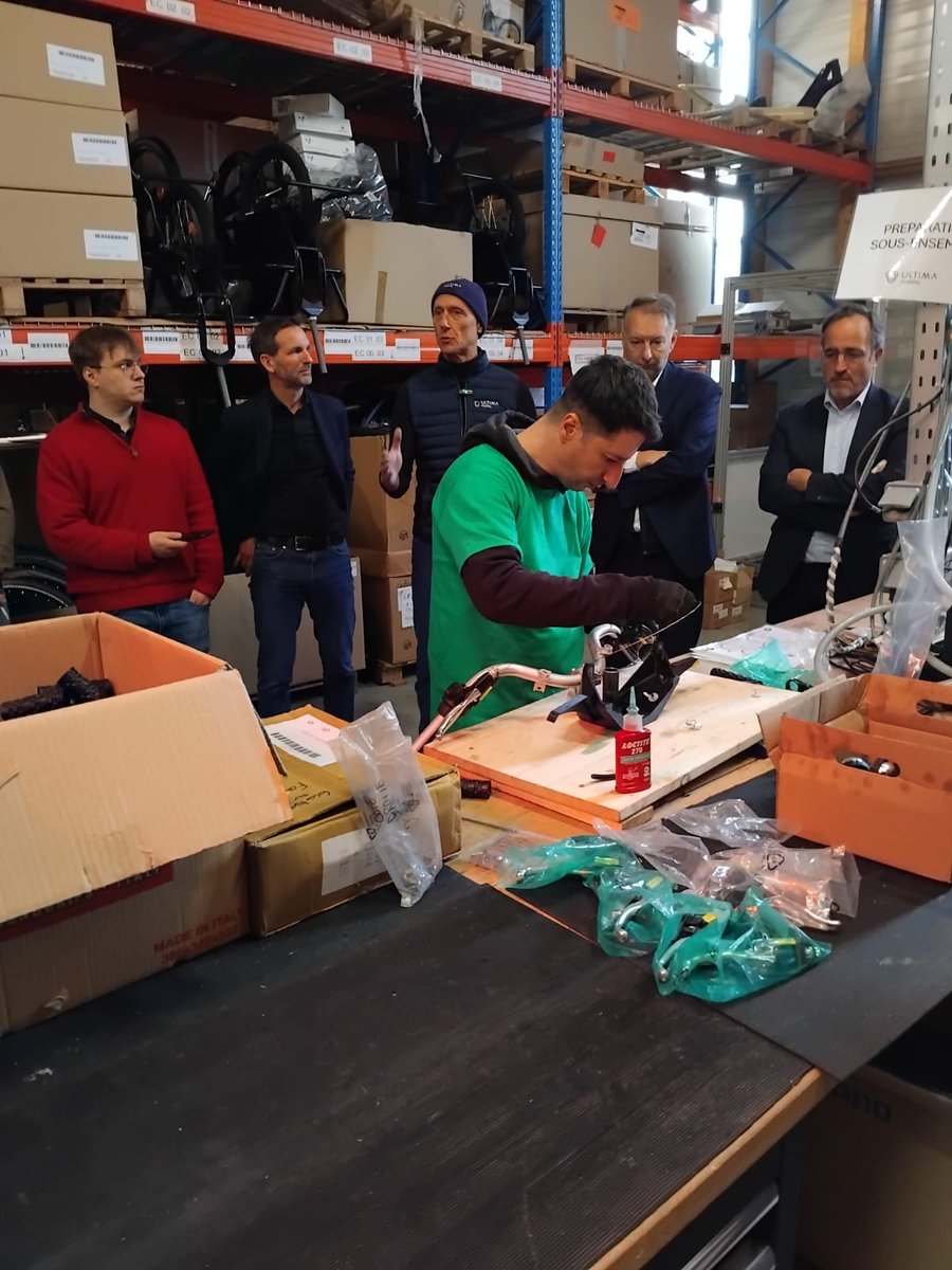 brunobernard_fr's tweet photo. 🟢Dans quelques jours, 2500 nouveaux Velo'V vont faire leur apparition dans notre Métropole de Lyon. ✔️

Visite de la farbique ULTIMA sur notre territoire qui assemble directement nos nouveaux vélos éléctriques avec 40km d'autonomie et qui se rechargeront directement en station ! https://t.co/JNkGlqmPps