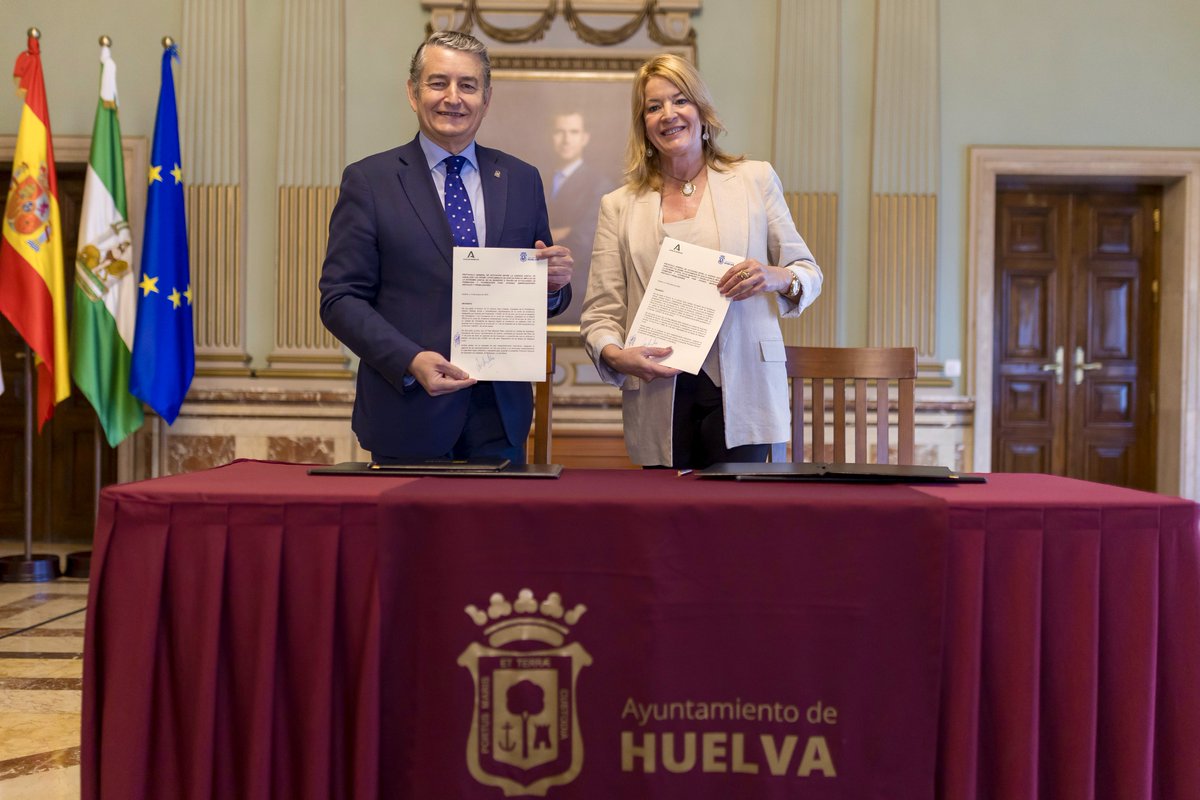 AytoHuelva's tweet photo. 🌐✍️El Ayuntamiento y la @AndaluciaJunta ponen en marcha un centro de formación en competencias digitales centrado en la Industria Verde 5.0🏢🍃 que se ubicará en la Lonja de Innovación del @APHuelva. 

🤝Agradecemos a la Junta su apuesta por Huelva.

🔗https://t.co/c66gTjthGv https://t.co/Omt1LMpTL3