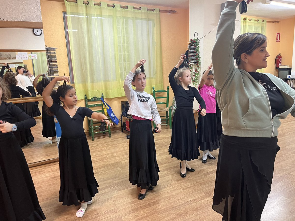 PilucaVelasco's tweet photo. Ya estamos de vuelta y comenzamos el 2025 con mucha ilusión y ganas de trabajar! Si quieres comenzar el 2025 bailando infórmate de todas nuestras clases en nuestra web https://t.co/eFw9h989kz y contacta con nosotros! Nos espera un 2025 lleno de danza💃🩰 https://t.co/UtUWnfOkao