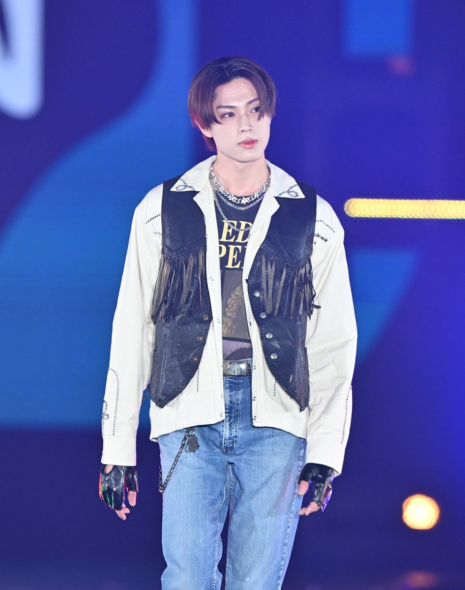 この2人が両手繋いでしゃがんだのが可愛すぎたの
180cmの大男がペア出来たら座ってね〜みたいな感じでしゃがんだのがち悶えた、そんなことある？可愛すぎ世界