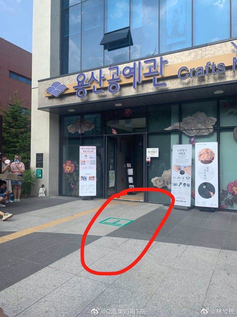 8KLIFE's tweet photo. In 2019, during T.O.P last day of mandatory service & discharge, media storm his work place, releasing thousands of articles attacking him criticising his clothes, hair, car and everything for no reason.
So during his discharge, TOP with fans decided to meet in secret place, and they together clowned the media, leaving reporters standing for hours alone thinking TOP will get out at any moment to answer their stupid hating questions, when in fact TOP already out greeting hundreds of fans and gave them gifts.
Since then the media pushed more of their hating narrative against him, even when Squid Games 2 isn't out they already released articles saying his preformence was bad just to destroy him. Their plan failed. So now after TOP got critical acclaim from the world for his preformence and many regular people from the world started judging Korean media harshly for their treatment they backing up.
TOP will meet Korean media for first time in years, will have long interviews for hours, I wonder if it's a new starting point for their relationship?