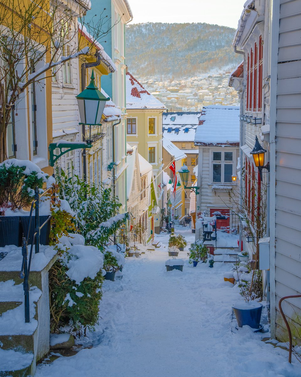 Exploring the snowy streets of #Bergen 📷