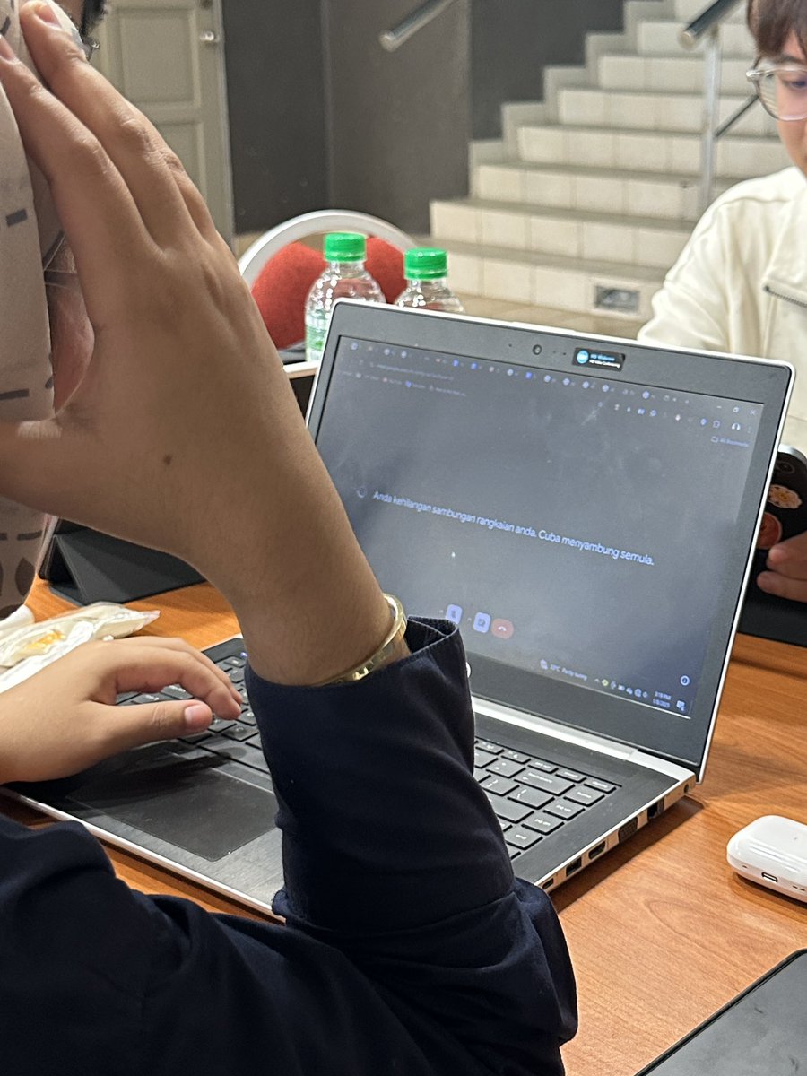 anfathiah's tweet photo. Sampai bila senario capaian Wi-Fi yang lemah akan terus mengganggu konsentrasi mahasiswa untuk fokus di dalam kelas?

#isucapaianinternet
#wifilemah
#IPT
#DigitalJournalism
#Journspirasi
#visual
#effect
#groupC1

@JRN500 https://t.co/CF4lcZJXed