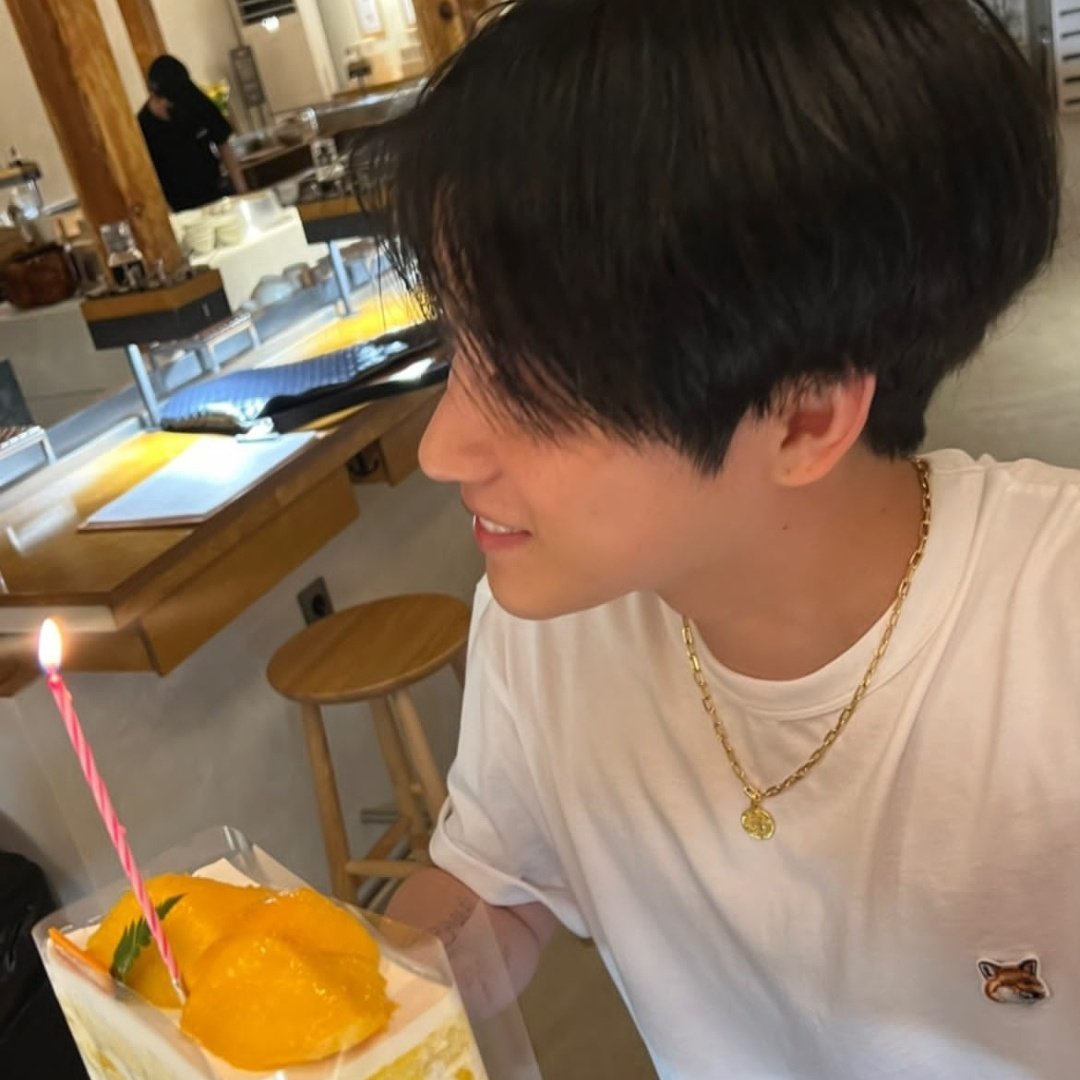 n1na0two's tweet photo. ...♡♡♡ 
입대 전(약 1년 반 전)과 전역 99일 전
🫢🥹😭 https://t.co/QFEYjCN5Wf