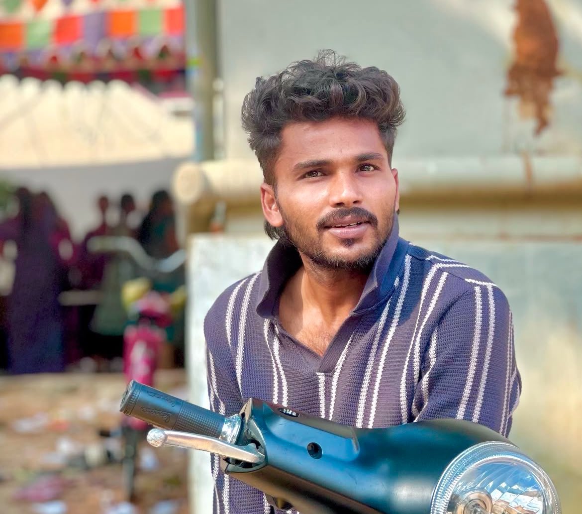 ఫన్ బకెట్ ‌భార్గవ్‌కు 20 ఏళ్ల జైలు శిక్ష 

తెలుగు యూట్యూబర్.. “ఫన్ బకెట్“ ఫేమ్ భార్గవ్‌కు 20 ఏళ్ల జైలు శిక్ష విధించిన కోర్టు

తనతో నటించే ఓ మైనర్ బాలికపై అతడు లైంగిక దాడికి పాల్పడ్డ కేసులో విశాఖ కోర్టు ఈ తీర్పునిచ్చింది

బాధితురాలికి రూ.4 లక్షల నష్ట పరిహారం కూడా ఇవ్వాలని కోర్టు