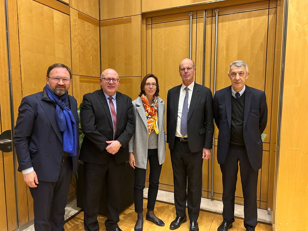Bercy. À l’occasion de la réunion de travail sur la loi de finances j’ai fait le point sur les dossiers Corses avec les ministres Lombard, De Montchalin et Mignola : valorisation de la continuité territoriale, taxe billets d’avion, dispositifs fiscaux et statut fiscal.