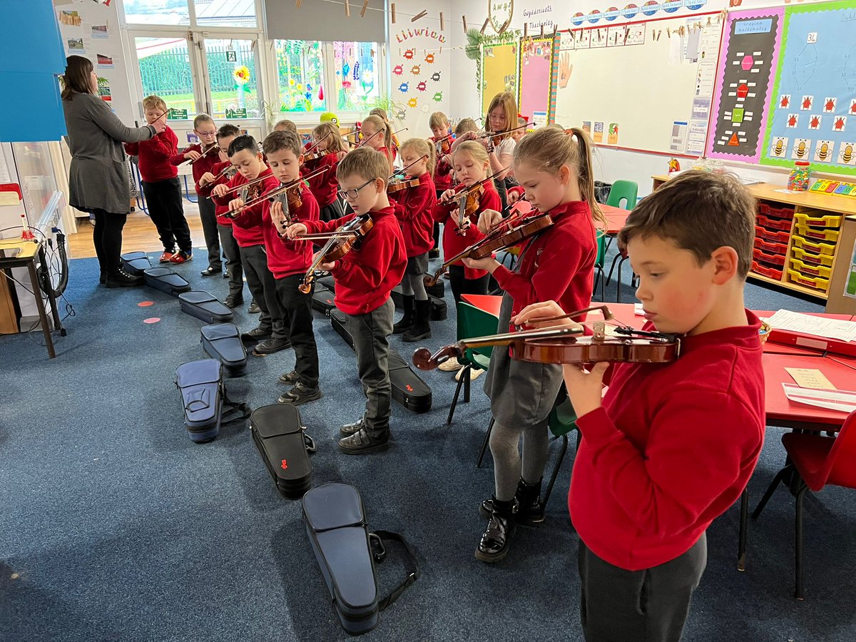 Ysgol G Cwmbrân (@ygcwmbran) on Twitter photo #DosbMariJones Parhaodd y plant i ddysgu sut i ganu’r ffidil gan ddefnyddio bwa heddiw. 🎻 <a href="/gwentmusic/">Gwent Music</a> / The children continued to learn how to play the violin using a bow today. #Cerddygc #DosbMariJones Parhaodd y plant i ddysgu sut i ganu’r ffidil gan ddefnyddio bwa heddiw. 🎻 <a href="/gwentmusic/">Gwent Music</a> / The children continued to learn how to play the violin using a bow today. #Cerddygc