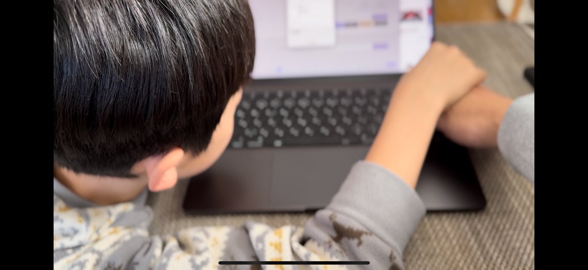 rahaki's tweet image. お年玉で買いたい物の最後の決済直前！

親のもうちょっと（こんなくだらないもの）考えたほうがいいんじゃない？vsすぐ決済したい息子の戦い！

父の指を無理やりTouchID（指紋センサー）に押し付ける作戦に😝

今度、登録を違う指にしておこう😆

#ROBLOX #お年玉 #Touchid