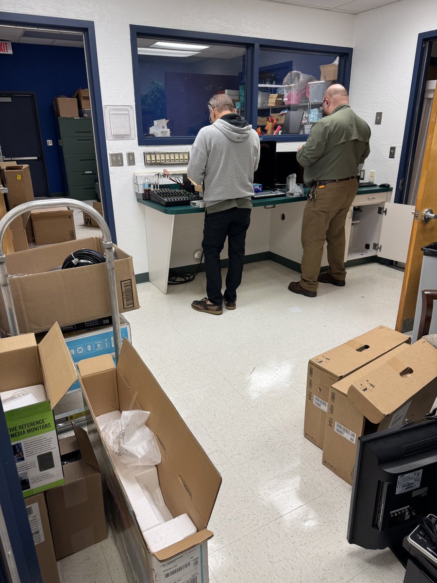 EpsteinCaroline's tweet image. It’s an exciting week here @BinksForestES 📚 NEW books have finally arrived AND our 🎥 NEW TV Studio is being installed!
@MichellaLevy @emapbc @LibraryCurrent @pbcsd @Ed_Tierney1 #lovemylibraryPBCSD