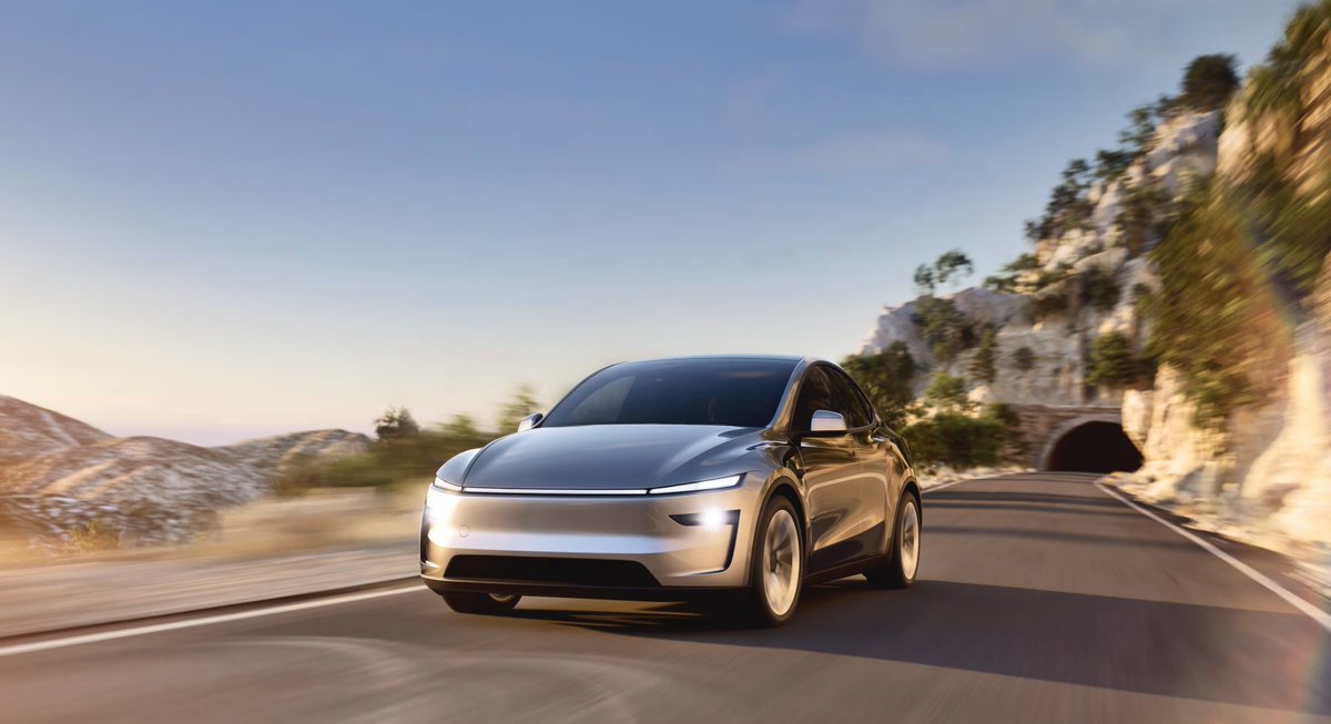 MKBHD's tweet image. Tesla's big Model Y refresh is here
- Redesign with headlight and tail light bar
- New suspension + wheels
- Power folding second row seats
-Larger 15.4-inch center display
- 8-inch rear display
- 250kw supercharging
How we feeling about the new look? 👀…