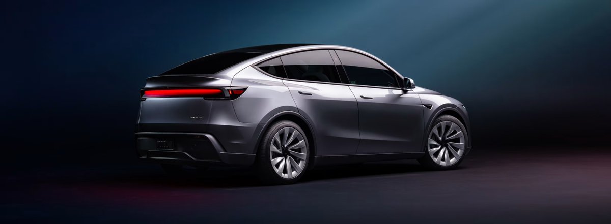 MKBHD's tweet image. Tesla's big Model Y refresh is here
- Redesign with headlight and tail light bar
- New suspension + wheels
- Power folding second row seats
-Larger 15.4-inch center display
- 8-inch rear display
- 250kw supercharging
How we feeling about the new look? 👀…