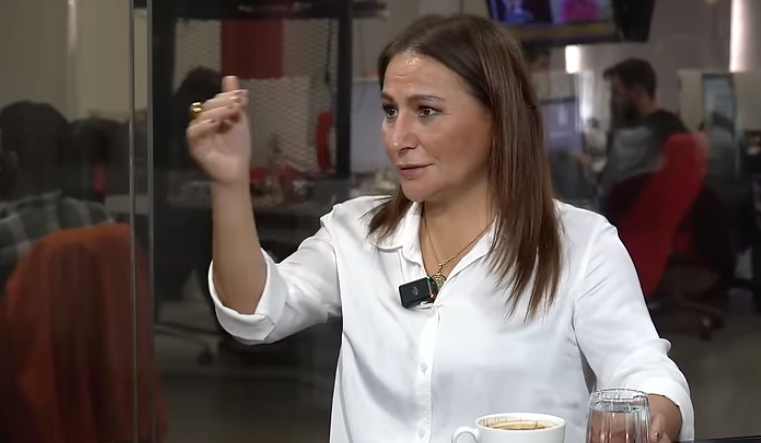 Karar yazarı Elif Çakır:

"Cezaevlerinde 700’e yakın ağır hasta mahpus var. İktidar, 2020 yılında yaptığı gibi infazlarının geri bırakılmasını istedikleri hasta mahkumların boylarına, poslarına, adlarına, sanlarına, isimlerine, cisimlerine baka baka bir İnfaz Yasası mı