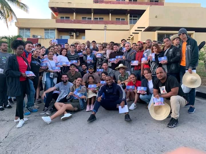 #SantiagoDeCuba los acogió con el orgullo de saberlos continuadores de la obra revolucionaria. Los 65 jóvenes que reeditaron la Ruta histórica Con #Fidel en las Alturas regresan hoy a sus provincias.
Ayer nos honró entregarles el Sello Siempre Joven.
 <a href="/UJCdeCuba/">UJC de Cuba</a>.