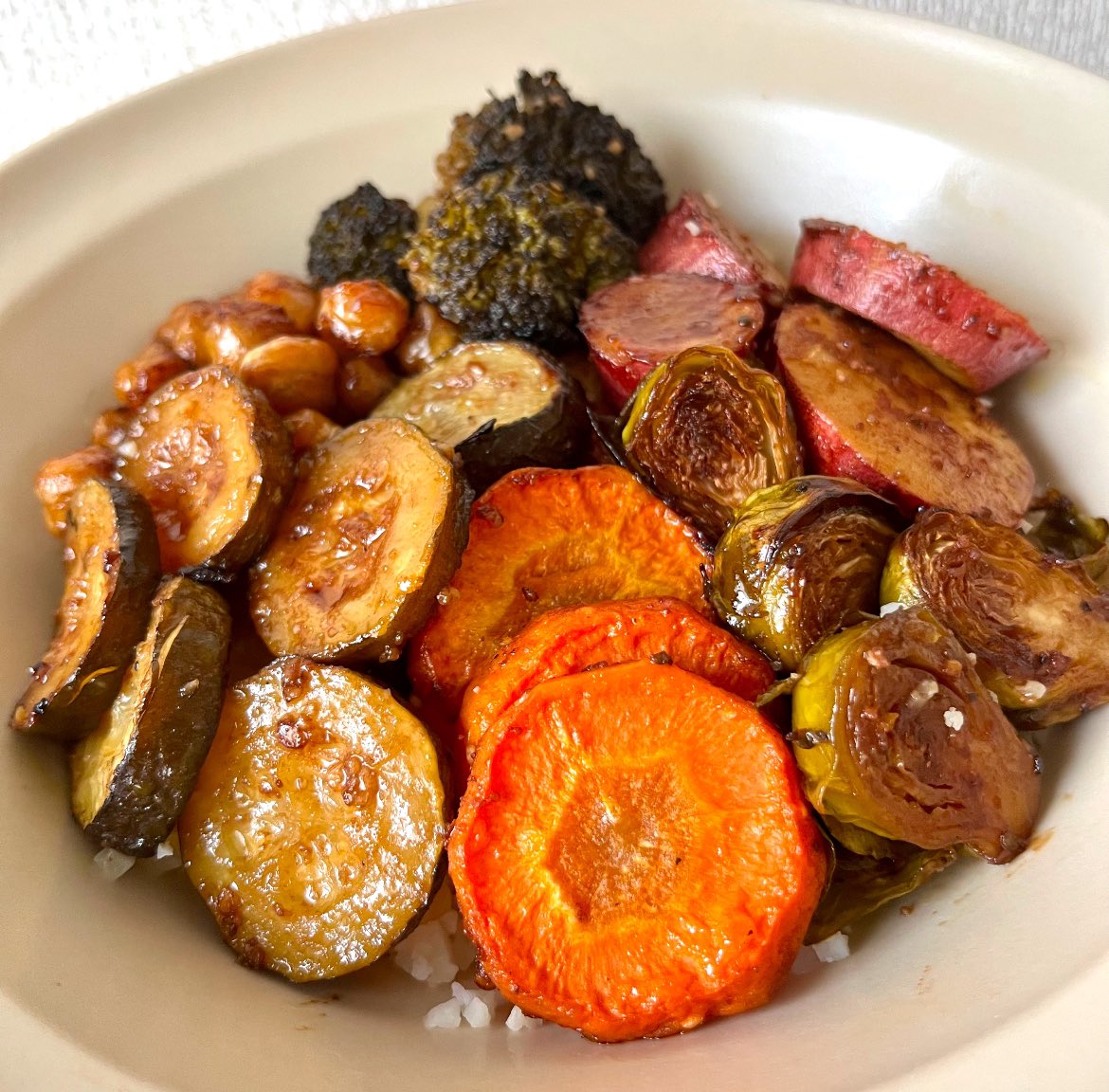 emumogyu's tweet image. balsamic roasted veggie bowl heals my heart and my eyes and my stomach. it’s genuinely healing to my soul. i miss you