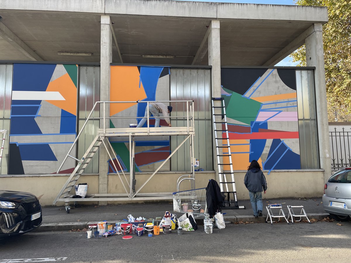 🎨 Encore un peu de couleurs

La fresque réalisée en 2023 sur les murs du dépôt TCL rue d’Alsace a été étendue  

Un projet d’inclusion sociale à travers l’art : l’œuvre a été créée par des jeunes adultes en situation de handicaps légers, accompagnés par le street artist Chufy