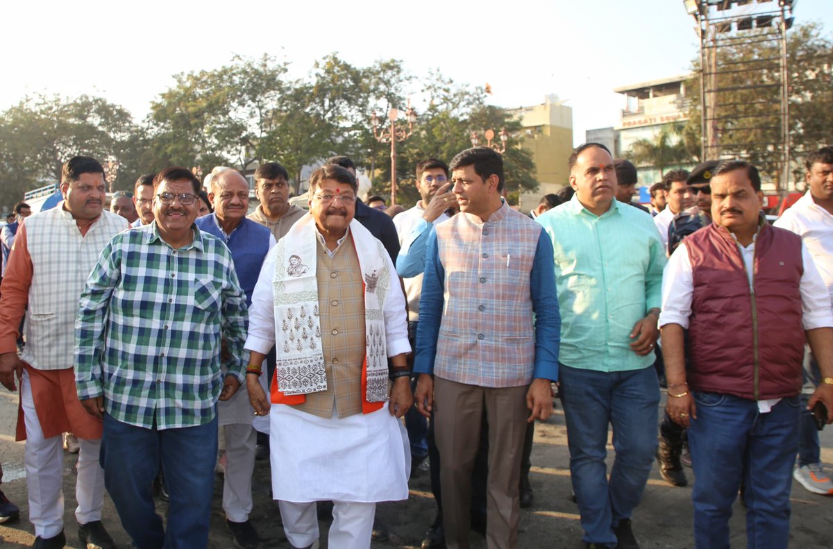 Prashant_Badwe's tweet image. आज माननीय मंत्री श्री @KailashOnline जी, महापौर श्री @advpushyamitra एवं जिला अध्यक्ष श्री @ChintuVermaBJP जी ने मां नर्मदा की भव्य प्रतिमा और ऐतिहासिक धरोहरों को सहेजने वाले नर्मदा चौराहे के लोकार्पण कार्यक्रम की तैयारियों का जायजा लिया।

#NarmadaChauraha #IndoreDevelopment