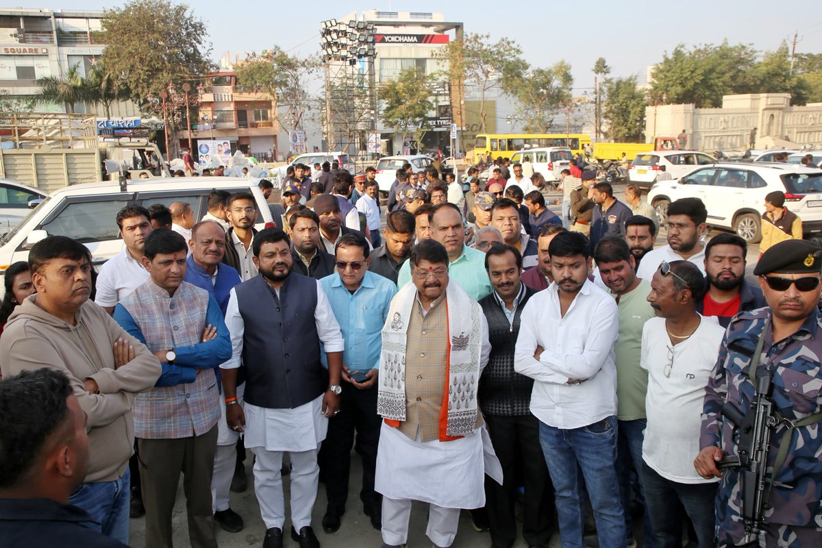 Prashant_Badwe's tweet image. आज माननीय मंत्री श्री @KailashOnline जी, महापौर श्री @advpushyamitra एवं जिला अध्यक्ष श्री @ChintuVermaBJP जी ने मां नर्मदा की भव्य प्रतिमा और ऐतिहासिक धरोहरों को सहेजने वाले नर्मदा चौराहे के लोकार्पण कार्यक्रम की तैयारियों का जायजा लिया।

#NarmadaChauraha #IndoreDevelopment