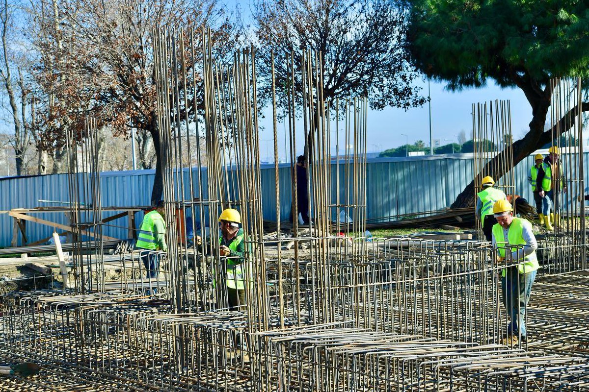Yenikapı Yalı İhsan Zini Camii’nin temel atma töreni gerçekleştirildi.

Marmaray, İDO ve metro gibi ulaşım hatlarının kesişim noktasında yer alan ve merkezi konumuyla dikkat çeken cami, hem ibadet mekanı hem de mahalle halkı için bir yaşam alanı olarak hizmet sunacak.