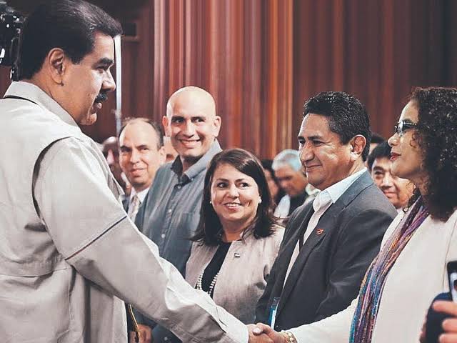 En nombre del pueblo peruano, quiero expresar mis mejores deseos al presidente electo Nicolás Maduro.

Debido a mi recargada agenda, lamentablemente no podré asistir a su toma de mando, pero estaré enviando a un representante.