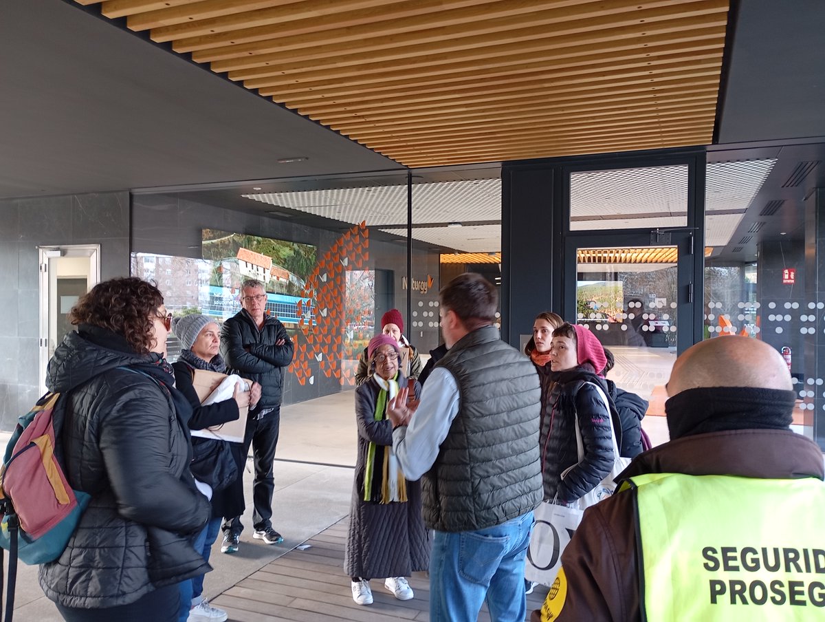 3/ A pesar que los seguratas nos han intentado impedir la entrada placándonos y quitarnos los carteles, hemos conseguido un COMPROMISO con un responsable para tramitar el próximo LUNES el alta.