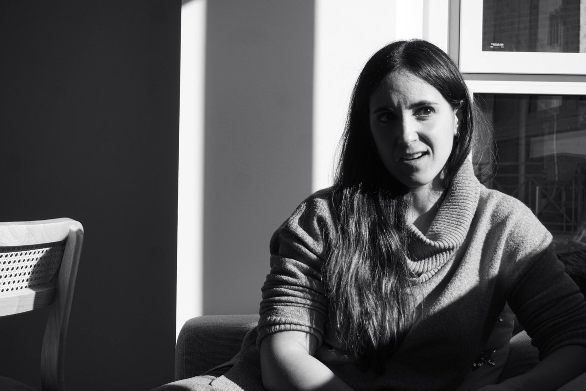 apropebre's tweet photo. ⚫️ Al brancal | @Martinsheila9 compagina l'art i l'odontologia. Acaba de participar en l'exposició 'Libertadoras', comissariada per Paula Bonet i Carla Vall. En esta peça reflexiona sobre el feminisme, el paper de la dona en l'art i l'estètica 

▶️ https://t.co/k0uKKcGh8k https://t.co/cppaSCqjHX