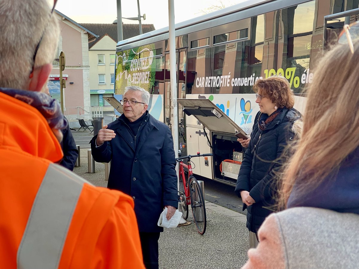 RCValdeLoire's tweet image. #Mobilités 🚌
🌱🚍 Inauguration à Montargis !
La @RCValdeLoire et @Transdev ont dévoilé le 1er autocar @remi_cvdl rétrofité électrique à circuler dans le Loiret ⚡

🔋 Objectif 2028 : sortir 500 autocars du diesel en les convertissant à des solutions plus propres 🌍