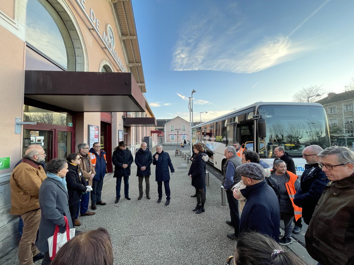RCValdeLoire's tweet image. #Mobilités 🚌
🌱🚍 Inauguration à Montargis !
La @RCValdeLoire et @Transdev ont dévoilé le 1er autocar @remi_cvdl rétrofité électrique à circuler dans le Loiret ⚡

🔋 Objectif 2028 : sortir 500 autocars du diesel en les convertissant à des solutions plus propres 🌍