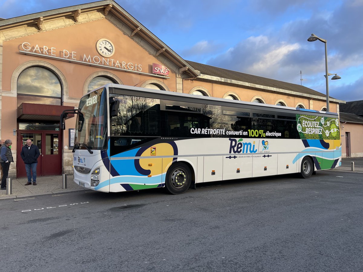 RCValdeLoire's tweet image. #Mobilités 🚌
🌱🚍 Inauguration à Montargis !
La @RCValdeLoire et @Transdev ont dévoilé le 1er autocar @remi_cvdl rétrofité électrique à circuler dans le Loiret ⚡

🔋 Objectif 2028 : sortir 500 autocars du diesel en les convertissant à des solutions plus propres 🌍