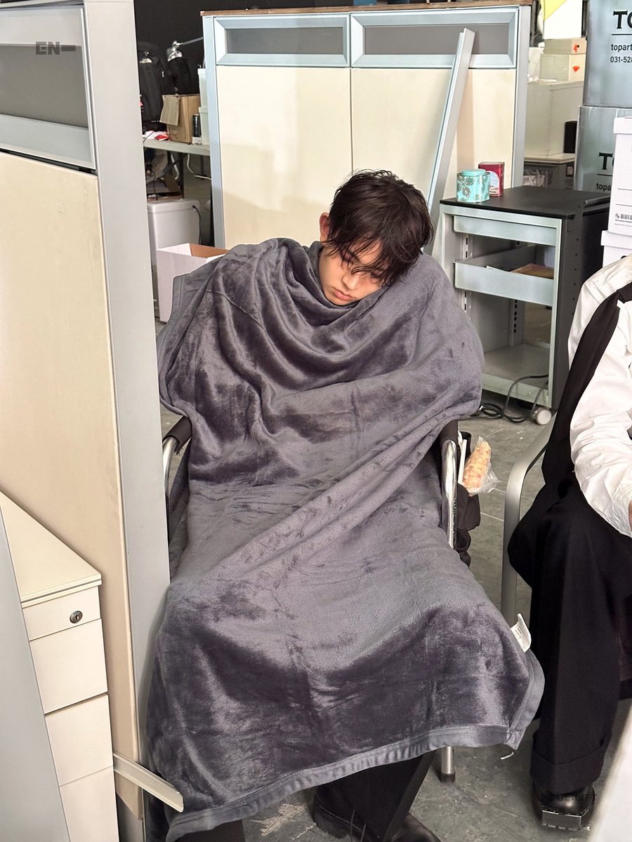 ihs_heeseung's tweet image. shhh heeseung is sleeping 💤