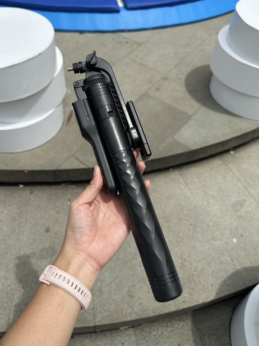 Buat aku yang sering pergi sendiri, MENDING bawa tripod sendiri daripada pusing mikirin minta tolong foto sama siapa 🙂👍

Nemu tripod yang tingginya melebihi tinggi aku sendiri…😂