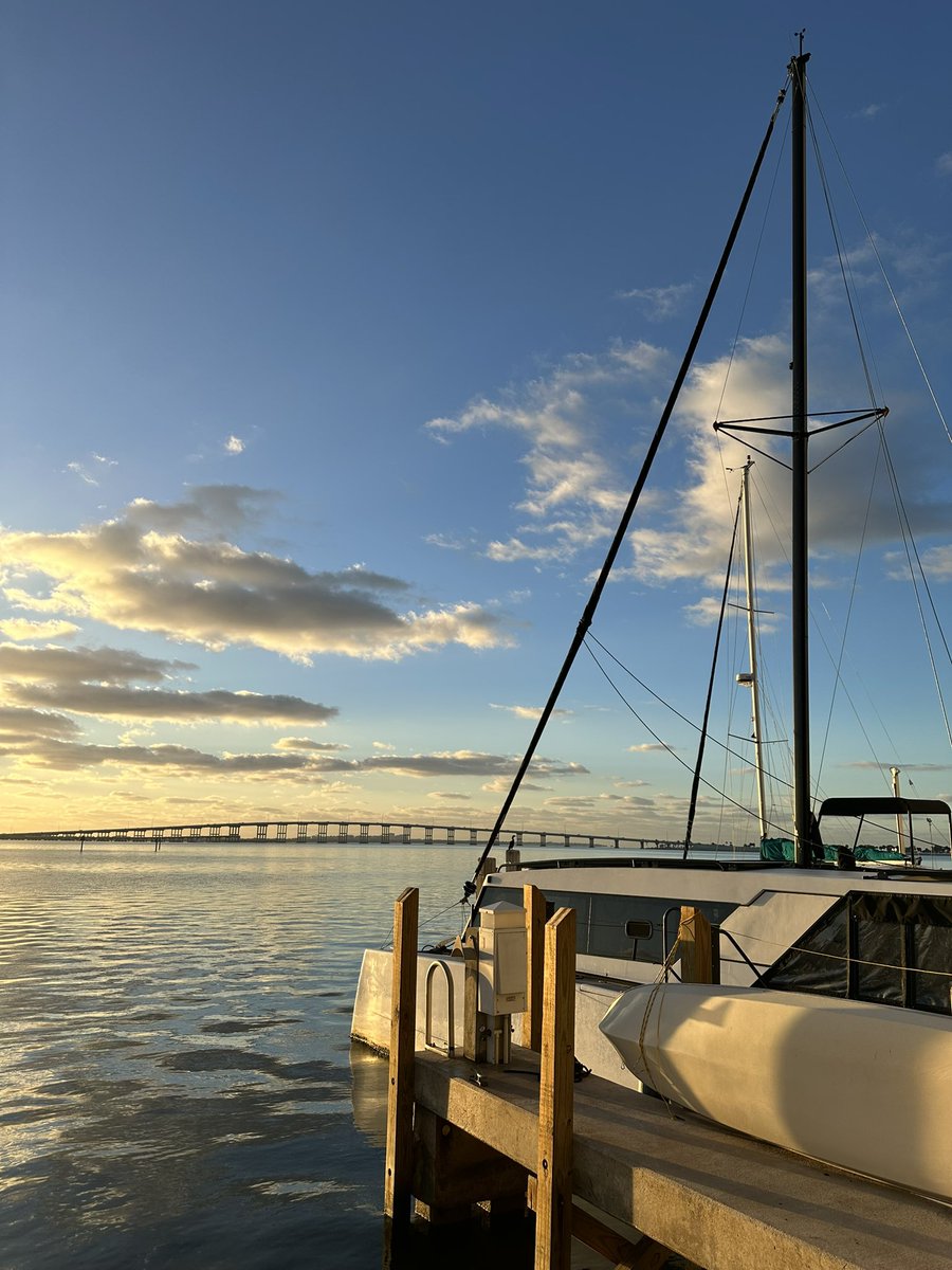 deez_ketz's tweet photo. My 7am patient cancelled while I was almost at their school, so I took pictures of #BiscayneBay at #Sunrise๐#Miami #Brickell #305tillidie #Wholesome #MiamiWinter #RickenbackerCauseway @CityofMiami @MiamiDadeCounty https://t.co/LGvGy9eyEW